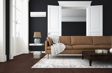 Ett vardagsrum med en Electrolux luftvärmepump monterad på väggen