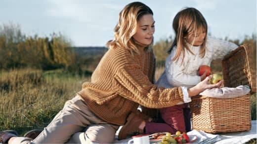 Kvinna och flicka på en picknick