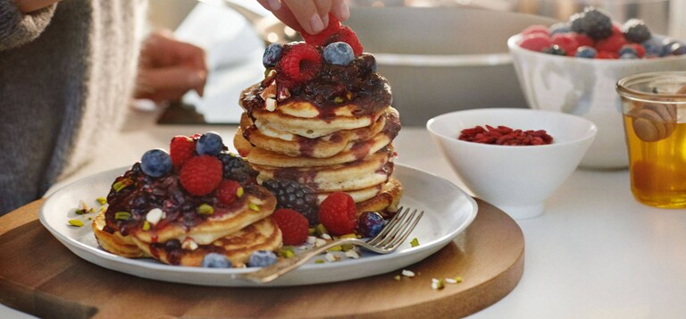 Pannkakor med bärkompott, rostade pistagenötter och mandlar