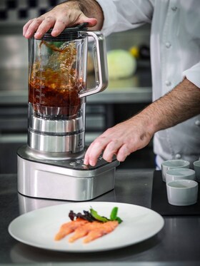 Blandar ingredienserna för dressing