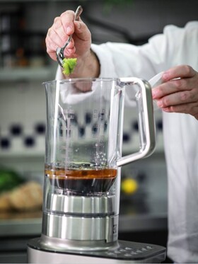 Mixar ingredienserna för dressing