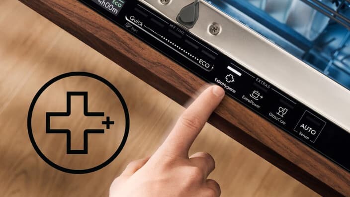 finger på en kontrollpanel på en diskmaskin