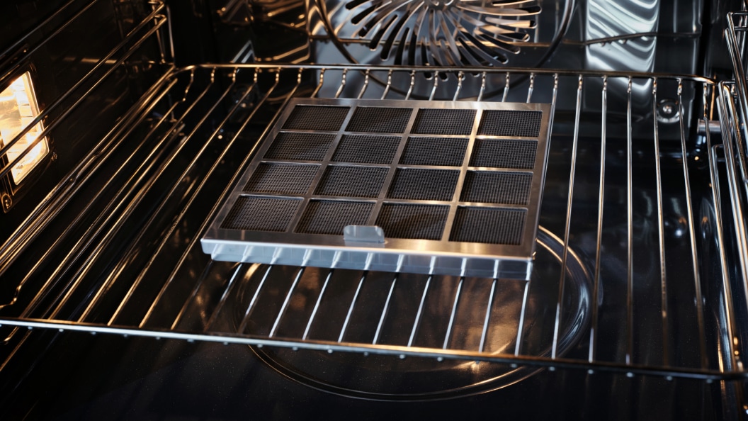 Electrolux kolfilter i en ugn.