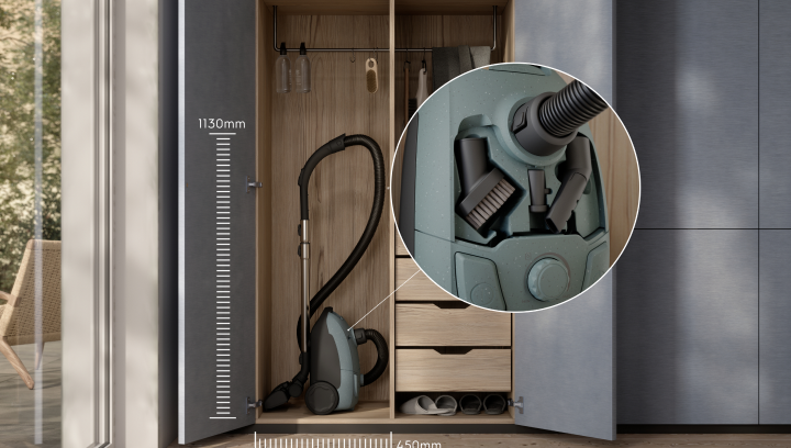 En Electrolux dammsugare i en garderob samt en närbild av dammsugarens inbyggda förvaring.