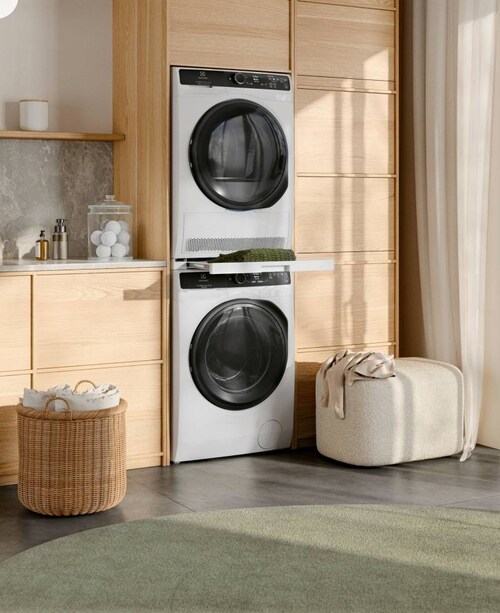 Torktumlare och tvättmaskin från Electrolux staplade ovanpå varandra i ett soligt rum.