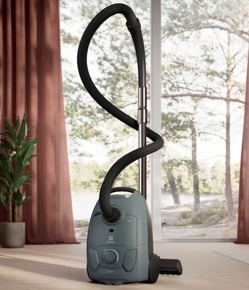 Dammsugaren 500 Bagged Vacuum Cleaner med påse i ett ljust vardagsrum.
