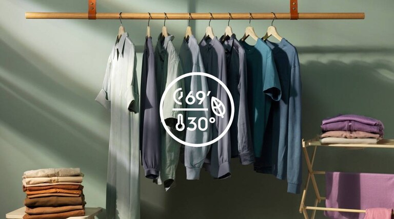 Rena kläder hängande på klädställning, tvättade i 30 grader för att spara energi