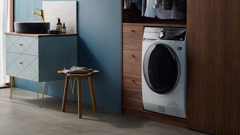 En kombinerad tvättmaskin och torktumlare från Electrolux i ett snyggt inrett badrum.