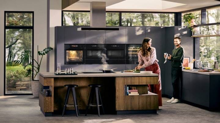 En man och en kvinna lagar mat i ett kök