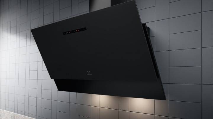 Hands-free köksfläkt monterad på en vägg.