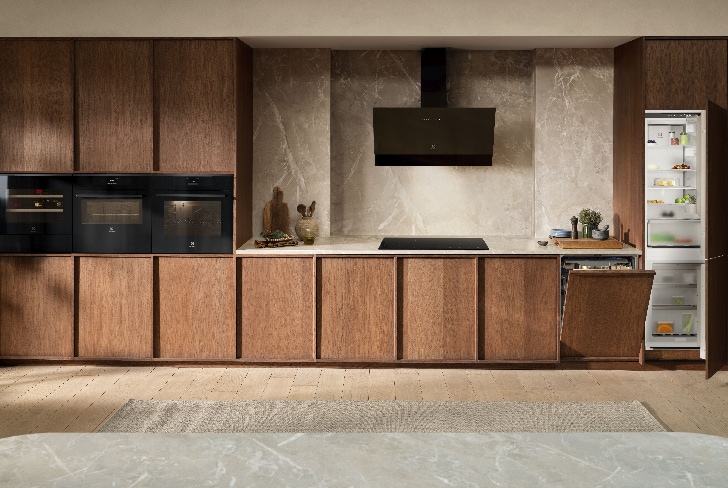 Modernt träkök med inbyggda Electrolux-vitvaror.