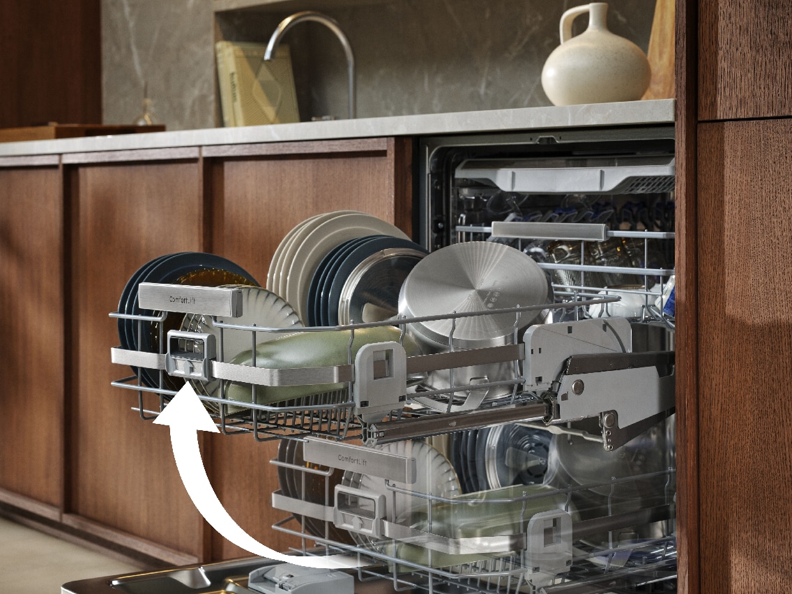 Electrolux ComfortLift-diskmaskin fylld med disk.