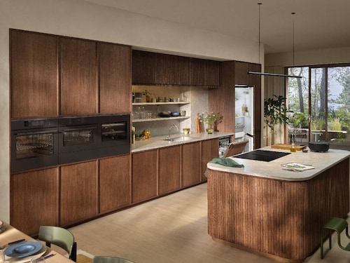 Modernt träkök med köksö och inbyggda Electrolux-vitvaror.
