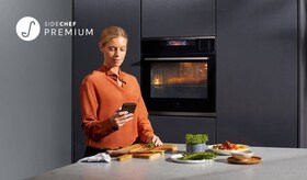 en kvinna i ett kök med sidechef appen