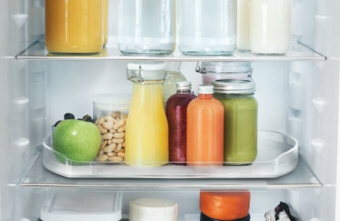 Färska råvaror ståendes i ett öppnat kylskåp från Electrolux.