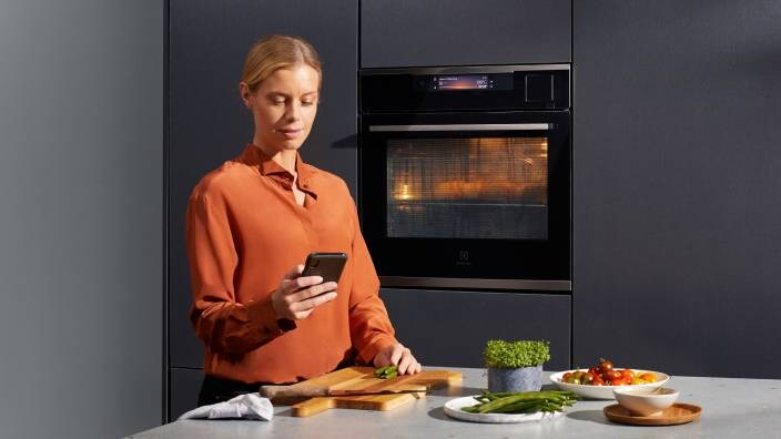 Kvinna i modernt kök 