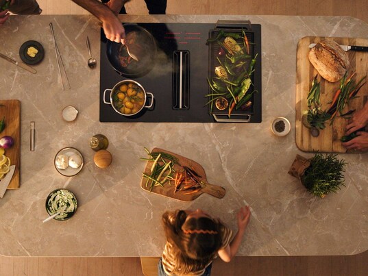 Matlagning med induktionshäll med inbyggd fläkt