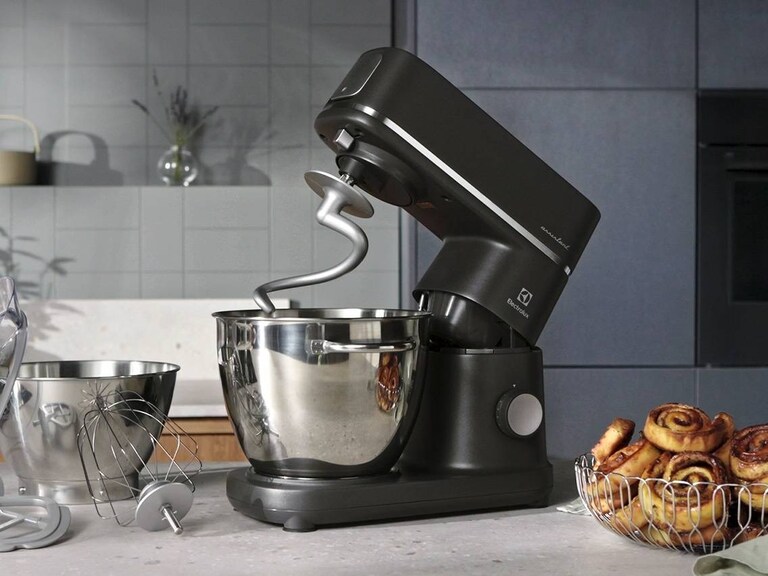 Köksassitent med en degkrok