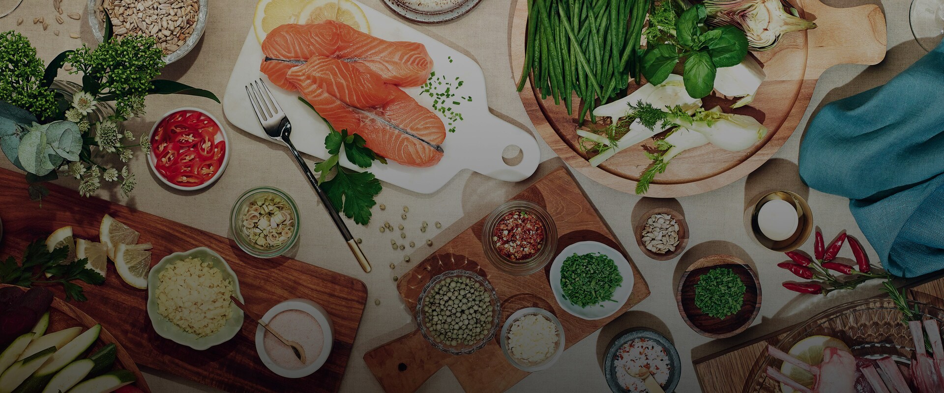Bild med råvaror som lax, grönsaker och örter
