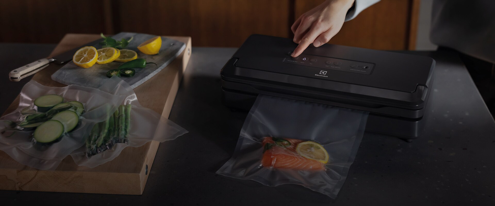 Vakuumförpackare med vakuumförseglad laxbit
