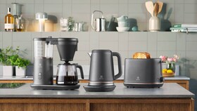 Kaffebryggare, vattenkokare och brödrost i mörkgrått