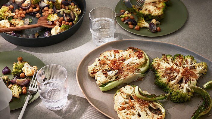Krispiga tillagade grönsaker står uppdukade på ett köksbord.
