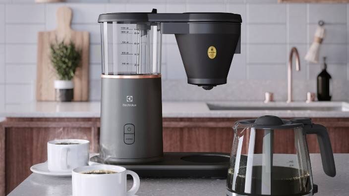 Kaffebryggare som brygger kaffe