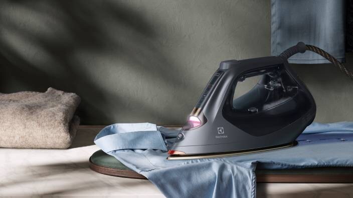 Electrolux strykjärn som stryker en skjorta