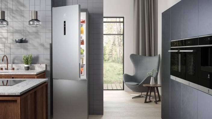 En kyl och frys ståendes i ett toppmodernt kök.