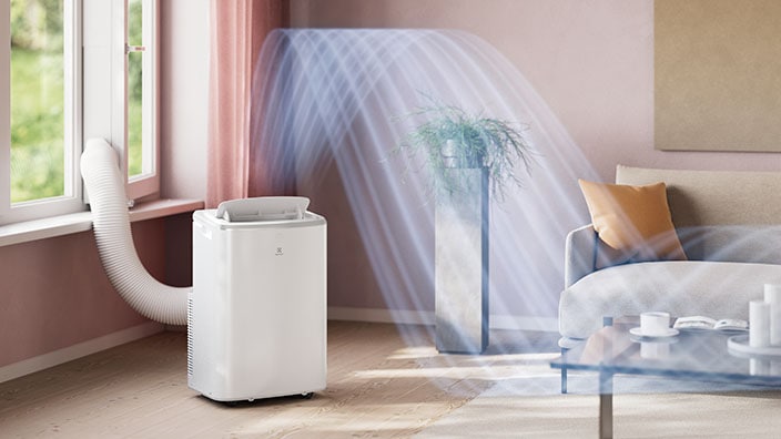 Behagligt inomhusklimat skapas i ett modernt vardagsrum tack vara en portabel air conditioner från Electrolux. 