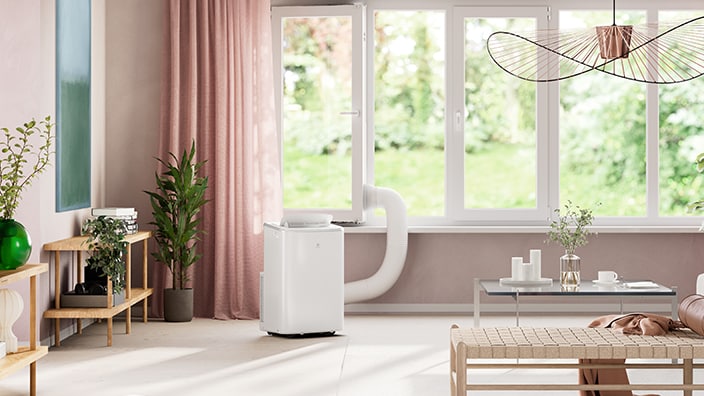 Ett modernt vardagsrum får frisk luft med Electrolux portabla AC.