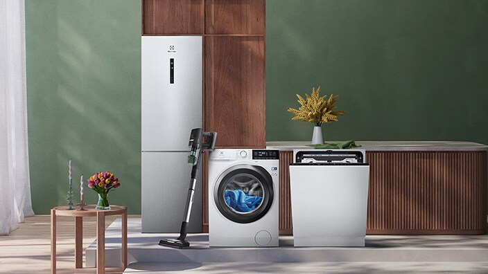 Bild på ett kylskåp, tvättmaskin, skaftdammsugare och en diskmaskin