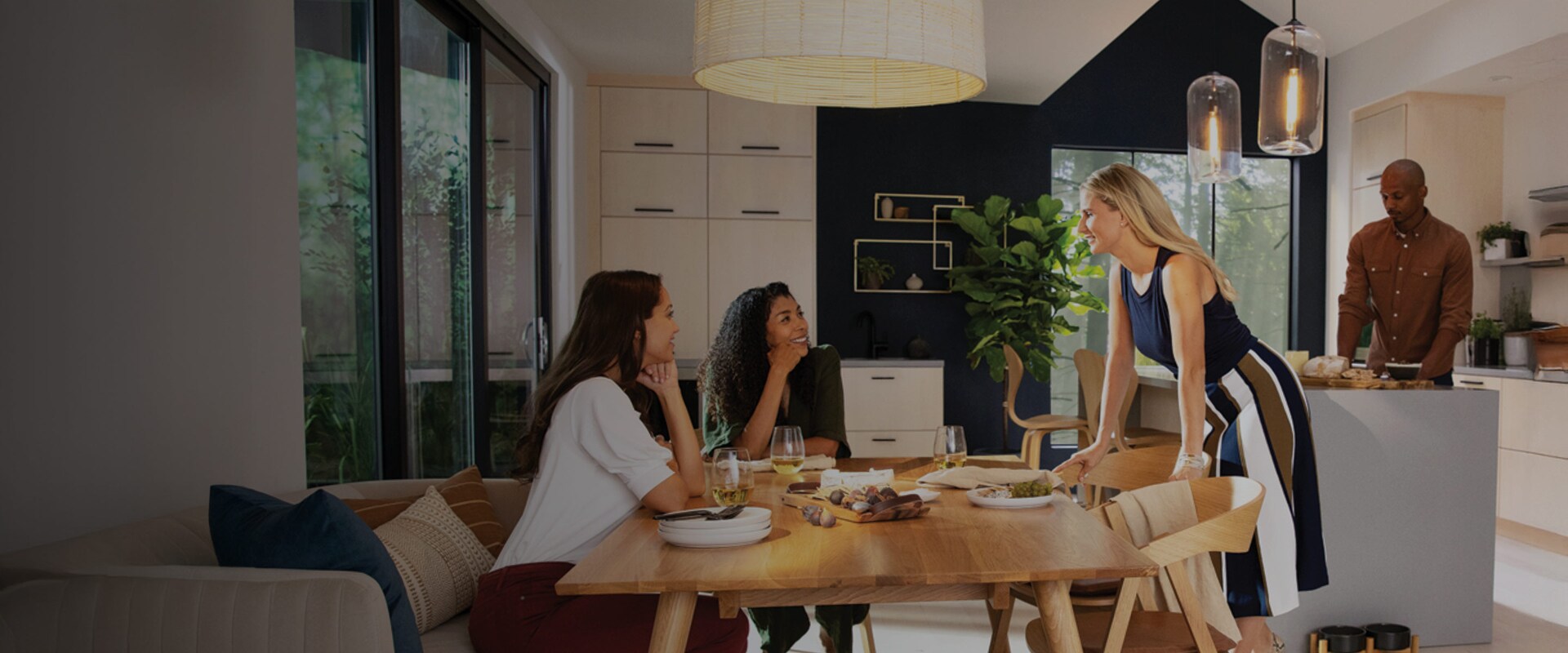 Människor i ett kök som konverserar