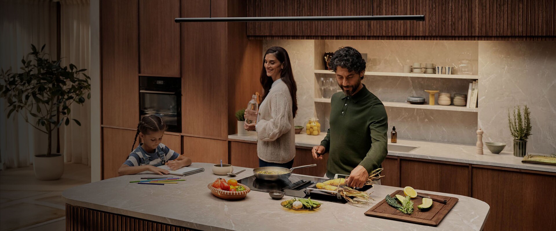 Två personer står bredvid varandra i ett kök