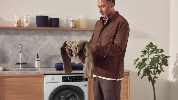 mann med en skjorta som ska tvättas