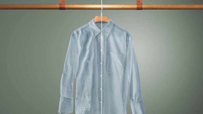 en vit skjorta på en hängare