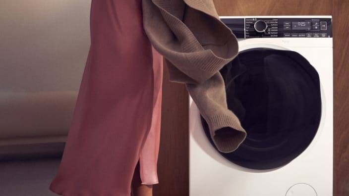 en ulltröja på väg in i en torktumlare