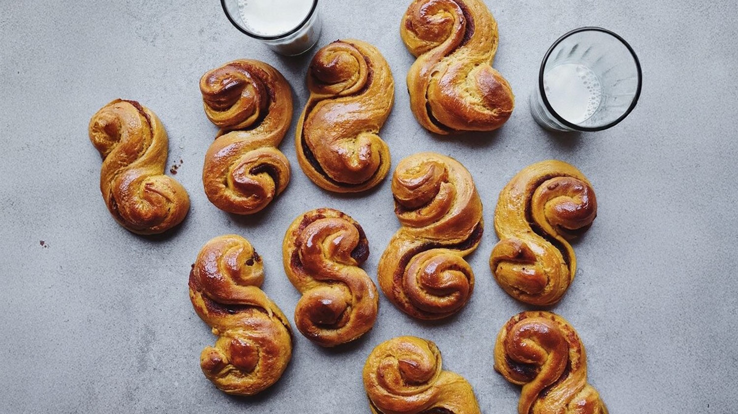 Lussebullar på ett bord