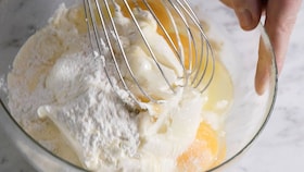 Vispande av ägg i skål