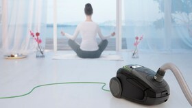 Electrolux UltraSilencer Zen och en kvinna som mediterar