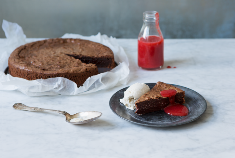 Kladdkaka med jordgubbssås och vaniljglass