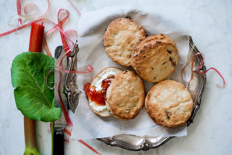 Scones med rabarber och vanilj