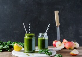 Smoothie med grönkål, banan, äpple och citron