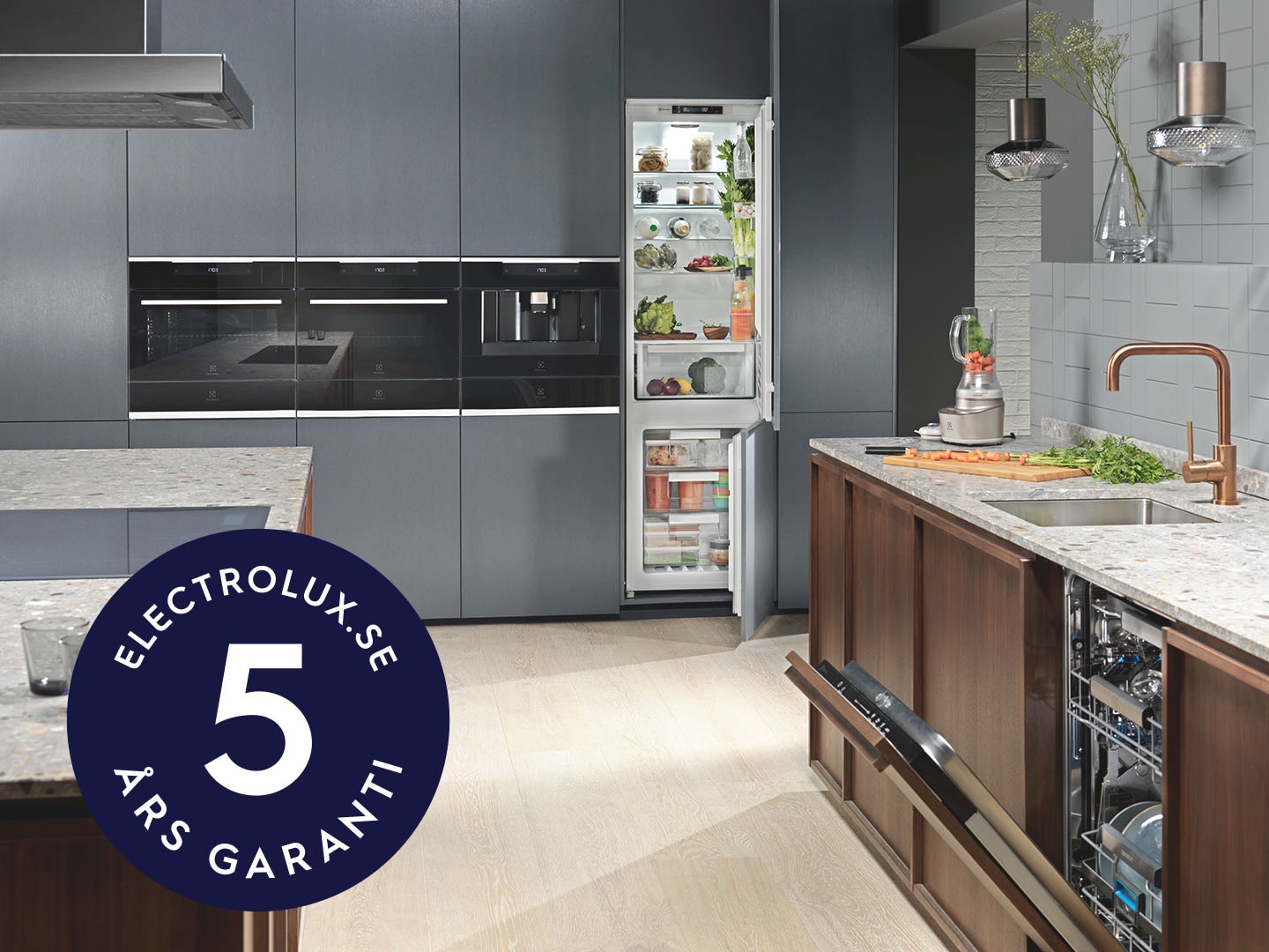 Modernt kök med kyl och ugnar från Electrolux